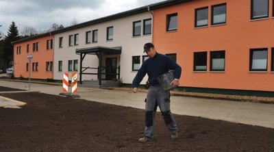
              <p class="artikelinhalt">Mit letzten Arbeiten am Außengelände (hier Silvio Schmidt von der Firma Garten-, Landschaftsbau und Verwaltung Beierfeld) wird die umfangreiche Sanierung des Bettenhauses der Psychosomatischen Reha-Fachklinik Eubios Thalheim Gornsdorfer Straße beendet. </p>
            