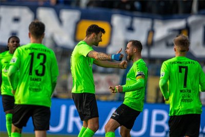 Dejan Bozic (links) feiert seinen Treffer zum 1:0 für den CFC mit Vorbereiter Tobias Müller.