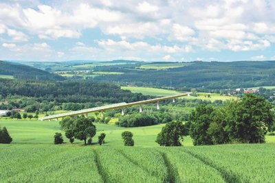 Eine Animation zeigt die geplante Talbrücke der Ortsumfahrung über das Flöhatal. Die Darstellung orientiert sich an einer Visualisierung des Sächsischen Verkehrsministeriums.