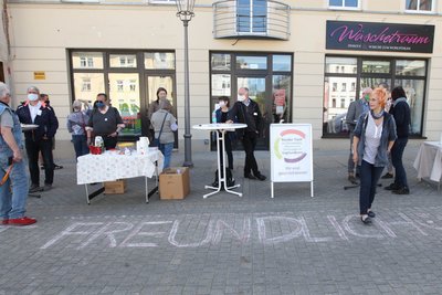 Parallel zum "Spaziergang" fand auf dem Altmarkt eine angemeldete Veranstaltung des Runden Tisches für Demokratie und Toleranz als Angebot zum Dialog statt. 