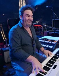 Livemusik beim Lindenfest in Niederwürschnitz: Pugsley Buzzard (im Bild) und das Swamp Orchestra sind aufgetreten.