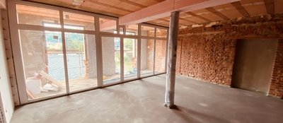 Eine der künftigen Wohnungen in der einstigen Wilhelm-Rudolph-Strumpffabrik: Oft Loft-Charakter, barrierefrei, die meisten mit großem Balkon oder Loggia. Zudem werden teils Original-Elemente wie rohe Ziegelwände oderEisenträger belassen. 