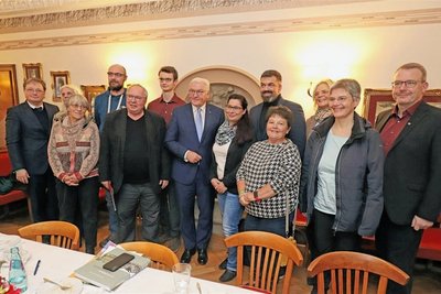 Das Gruppenfoto der Kaffeetafel-Teilnehmer mit Bundespräsident Steinmeier. 