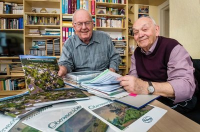 Wolfgang Richter (l.) und Werner Monzner haben die "Oberneuschönberger Kalenderblätter" in Buchform herausgegeben. 