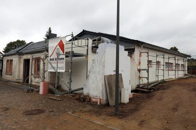 Aus den letzten Gebäuden des Bahnhofs in Naundorf wird ein Vereinshaus gemacht.