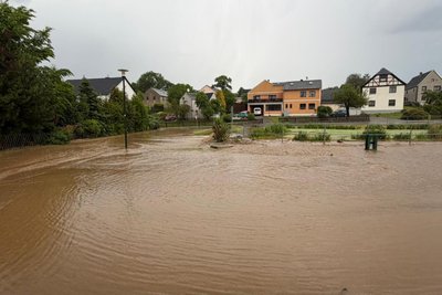 Feuerwehr und Bauhof haben ganze Arbeit geleistet. Dort, wo am Sonntag nach dem Starkregen noch das Wasser stand, wurde am Montagabend das Festzelt aufgebaut.