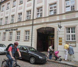 Das Hotel am Obermarkt in Freiberg soll wieder an Glanz gewinnen. Die neuen Eigentümer wollen vor allem einen Lift einbauen, um für Veranstalter von Busreisen attraktiver zu werden. Das Haus liegt an der Waisenhausstraße - es war 1793 als Waisenhaus neu aufgebaut worden.