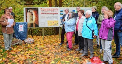 Christa Trommer erklärt an dem an die Göltzschtalbrücke umgelagerten Fundstück Details zur Elstertalbrücke. 