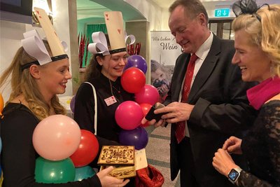 Zoe (l.) und Amy sowie andere Mitglieder des Theaterjugendclubs verkauften Gästen des Bühnenballs Lose für die Tombola. Die Preisverleihung nahmen Intendant Sergio Raonic Lukovic und Theater-Fördervereinschef Arnold Beck kurz vor Mitternacht vor.
