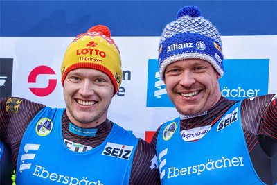 Weltmeister Max Langenhan (li.) und derDrittplatzierte Felix Loch gemeinsam auf dem Podium.