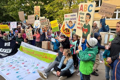 An der Grundschule zur Grabentour in Neukirchen ist am Freitag gegen Lehrer-Abordnungen protestiert worden.