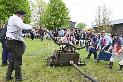 Die Feuerwehr Erlbach legte sich an ihrer Handdruckspritze aus dem Jahr 1903 mächtig ins Zeug.