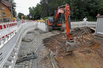 Ein wichtiges Bauprojekt in Meerane wird fortgesetzt: An der Crotenlaider Straße haben die Verlegung von Medienleitungen und das Anlegen von Zufahrten für Baufahrzeuge begonnen. Damit werden die Voraussetzungen für den Bau eines Hauptsammlers geschaffen. Die Kosten für den Bauabschnitt, der in Angriff genommen wird, belaufen sich auf 776.500 Euro. Der Stadtrat hat den Auftrag an eine Baufirma aus Meerane vergeben. Deren Mitarbeiter sollen den Hauptsammler entlang der Crotenlaider Straße 24 bis 53 und den Stauraumkanal im Posernweg verlegen. Als Ziel wird die Fertigstellung bis Ende 2021 genannt. Die Erschließung in der Crotenlaide läuft seit Längerem. 2018 wurde der Finanzbedarf auf rund13 Millionen Euro beziffert. Durch die Investitionen soll das Abwasser im Meeraner Norden künftig durch die Kanäle und nicht mehr durch den Meerchenbach in die Kläranlage fließen.hof 