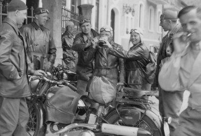 1938 führte eine Motorradtour des Triumph-Klubs an den unterhalb der Zugspitze gelegenen Eibsee. Das Foto entstand bei einer Rast und zeigt, dass auch damals schon Frauen dabei waren - wohl als Bier trinkende Mitfahrerinnen.