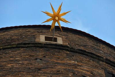 Der Herrnhuter Stern am Freiberger Donatsturm hat einen Durchmesser von über einem Meter. Anwohner Jens Egel betreut den Stern.