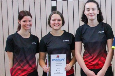Die Heinsdorferinnen strahlen hier beim Vogtland Pokal: Von links Lea Riedel, Anne Gruschwitz und Linda Hölzel. Zum Team gehören noch Sandra Licht-Großpietzsch, Lara Strandt und Mannschaftsleiterin Janina Müller.