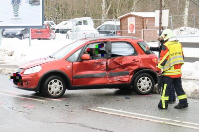 Ein Unfall mit einem Suzuki und einem Lkw hat sich am Donnerstag an der B 169 in Bad Schlema ereignet. 