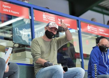 Erstmals seit seiner schweren Corona-Erkrankung konnte EHV-Coach Stephan Swat wieder bei einem Spiel dabei sein.