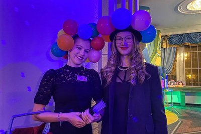 Jule (l.), Greta (r.) und andere Mitglieder des Theaterjugendclubs begrüßten die Gäste des Bühnenballs in Freiberg freundlich und überreichten ihnen ein Programm. Außerdem gab es Schokoherzen.