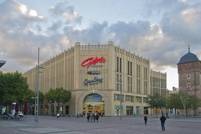  Im innerstädtischen Einkaufszentrum Galerie Roter Turm hatte das Ordnungsamt die "Thalia"-Buchhandlung geschlossen. 