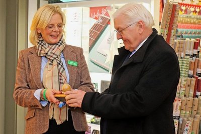 Im Schreibwarengeschäft von Anke Krause erhielt der Bundespräsident eine Löschpapierwalze geschenkt. 