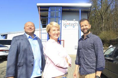  Klaus, Steffi und Christoph Büttner (von links) stehen hier stellvertretend für die Preisträger-Mannschaft der Plauener Firma Isotech.