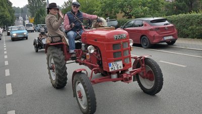 Hohndorf und die alten Maschinen: Monique und Ingo Börner aus Lugau sind mit ihrem Traktor Fahr D16 aus dem Jahr 1951 beim Oldtimertreffen dabei gewesen, das gestern im Rahmen des 30. Hohndorfer Dorffestes stattgefunden hat. Ansonsten gab es am Wochenende auch Armbrustschießen, Hähnewettkrähen, einen Gottesdienst und auch so jede Menge guter Laune.