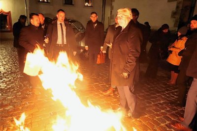 Vor dem Dom konnte sich Bundespräsident Steinmeier aufwärmen. 