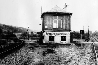 Im Alten Stellwerk, das am Abzweig der Schweinitztalbahn von der Flöhatalbahn errichtet worden ist, befindet sich heute das Vereinshaus des Heimatvereins Oberneuschönberg.