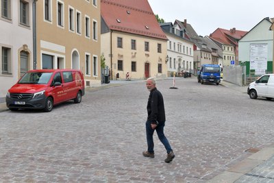 Die Arbeiten an der Pfarrgasse in Freiberg sind fast abgeschlossen. An der Klosterschänke soll ein Trinkbrunnen aufgebaut werden, hier Steinmetzmeister Tobias Neubert.