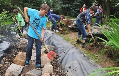 Florian Wagner, Moritz Mühl, Franz Kuner und Robin Hofmann (von links) unterstützen den Ausbau des Teichzulaufes im Stadtpark.