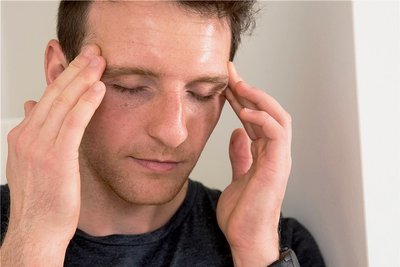 Besonders häufig und lästig: Kopfschmerzen. 