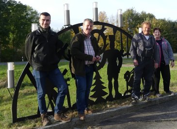 Ein Beitrag in der "Freien Presse" hat die norddeutschen Schwibbogenbauer auf den Neuwürschnitzer Bogen aufmerksam gemacht - im Oktober kam es zum Treffen vor Ort. Im Foto von links: Patrick Scheibner, Wolfgang Lorentz, Jens Ebert, Heike Lorentz. 