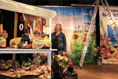 Yvonne Müller präsentiert die bereits teilweise gestaltete Bühne.