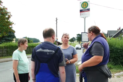 Hier warten Janine Heidl (hinten) gerade mit Heike Reh, Sven Oettel und Madlen Hartan (vorn von links) an der Bushaltestelle in der Nähe des Wichernhauses.