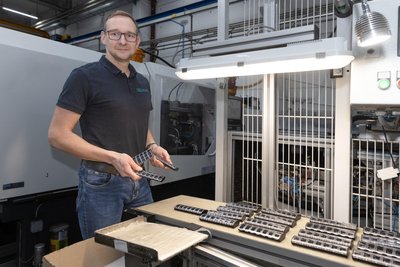 Medikamentenboxen sind eines von vielen Produkten, die bei der Hugo Stiehl Kunststoffverarbeitung hergestellt werden. Im Bild: Sandro Köhler, Produktionsleiter in allen Werken.