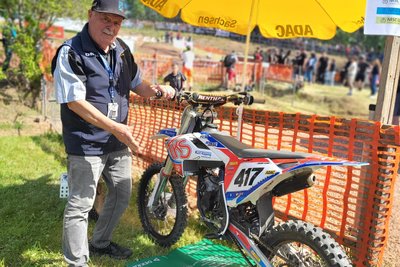 Als Umweltbeauftragter war Christoph Kunze unter anderem dafür verantwortlich, dass alle Motorräder auf Tankmatten abgestellt wurden.