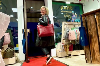 Andrea Klisch hat bei Lederwaren May einen Schminkkoffer gekauft. Die rote Tasche probierte sie nur auf dem roten Teppich aus.