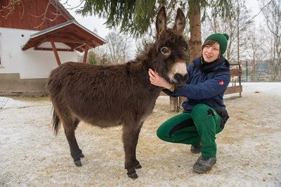 Patrizia Weidlich, Auszubildende im Auer Zoo der Minis, mit "Neuzugang" Sophy.