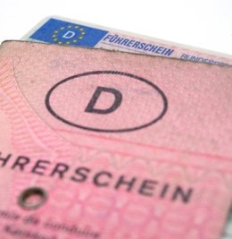 Alt gegen neu: Die Fahrerlaubnisbehörde in Döbeln nimmt für den Pflichtumtausch von Führerscheinen Antragsformulare jetzt auch per Post entgegen.
