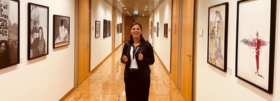 Bundestagsvizepräsidentin Yvonne Magwas (CDU) im Jakob-Kaiser-Haus. Im Gang vor ihrem Büro ließ sie Kunstwerke aushängen, die für eine Ausstellung aus Anlass zu "100 Jahre Frauenwahlrecht" entstanden waren. 