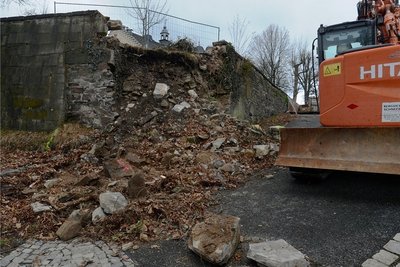 Die Falkensteiner Schlossmauer beim Einrichten der Baustelle kurz vor dem Baustart in diesem Frühjahr. 