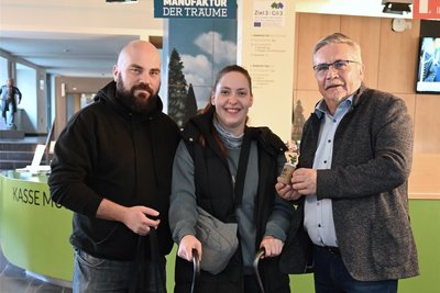 Bianca Claußnitzer wurde am Dienstag von Annaberg-Buchholz’ Oberbürgermeister Rolf Schmidt (rechts) als 555.555. Besucher in der Manufaktur der Träume begrüßt. Zusammen mit Tobias Krell ging es anschließend auf Museumsrundgang.