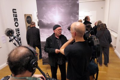 Das Interesse des Publikums und der Medien an der Ausstellung „Galerie Oben – Clara Mosch" war groß. Im Mittelpunkt standen oft die Mitglieder der Clara-Mosch-Gruppe, wie hier Thomas Ranft.