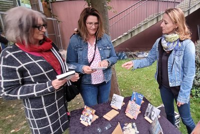 Betty Hillig (l) und Christine Seidel (M) am Merchandising-Stand.