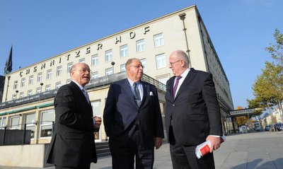 Ron Spies, Geschäftsführer des Chemnitzer Hofs, Hans J. Naumann, Inhaber von Niles-Simmons und Karl Wilhelm Kaiser, Günneg-Geschäftsführer machten am Dienstag den Deal perfekt