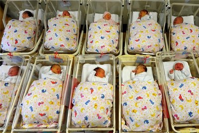 Babys liegen zusammen auf einer Neugeborenenstation im Krankenhaus: Bei der Namenswahl für den Nachwuchs lassen sich Erzgebirger einiges einfallen, wie eine neue Statistik zeigt.