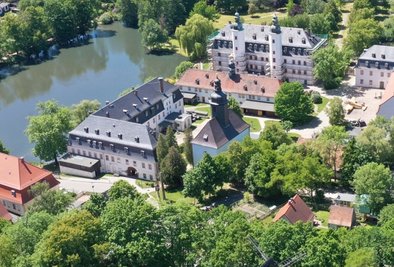 Das Schloss Blankenhain (Mitte) gehört mit der Tuchfabrik und dem Kunsteisstadion zu den touristischen Anziehungspunkten der Stadt.