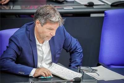 Wirtschaftsminister Robert Habeck (Grüne) verfolgt die Sitzung des Bundestages mit der ersten Lesung zum Heizungsgesetz. 