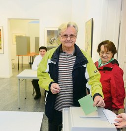  Das Gellert-Museum in Hainichen war gestern wohl Sachsens schönstes Wahllokal. Bei der Stimmabgabe - hier sind es Irmgard und Ehrhard Seifert - konnten auch die Bilder des Leipziger Künstlers Andreas Weißgerber angeschaut werden, dessen "Tierstücke" in einer Sonderausstellung zu sehen sind. 